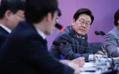 이 대통령, '출마설' 하정우에 "작업 들어온다고 넘어가면 안돼"