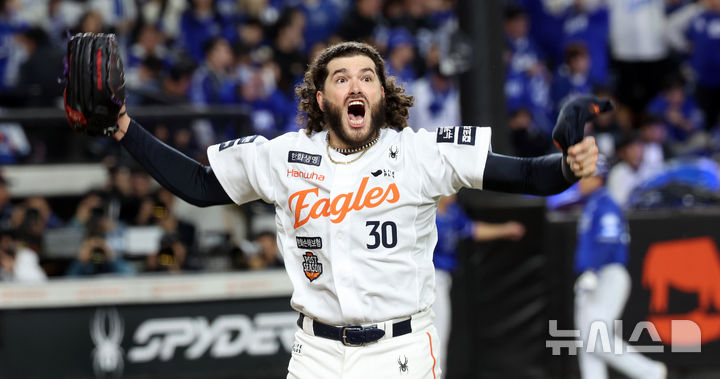 한화 이글스, 19년 만에 한국시리즈 진출…코디 폰세와 젊은 투타 주축의 활약