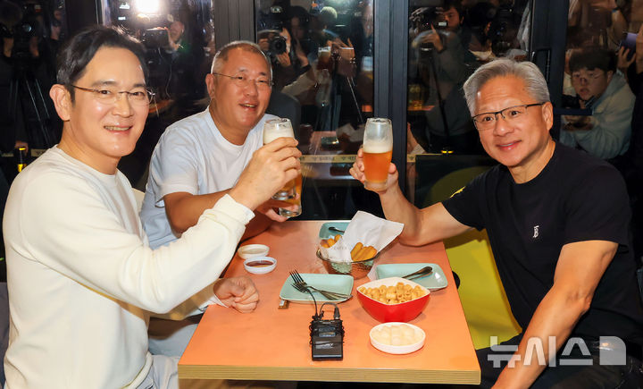 '젠슨 황·이재용·정의선' 세 기업 총수들의 '치맥 회동' [뉴시스Pic]