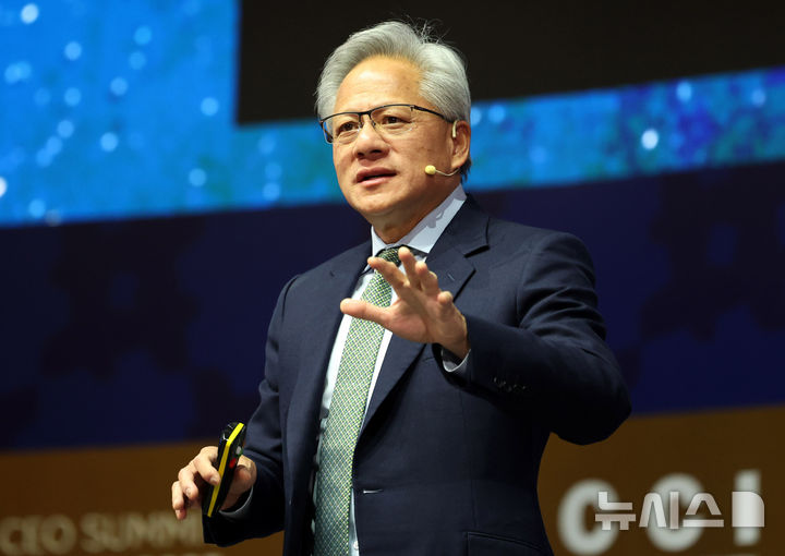 FT '올해의 인물'에 젠슨 황…