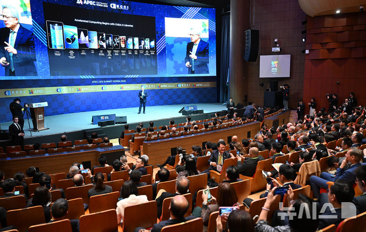[경주 APEC]글로벌 기업인들 앞에 선 젠슨 황, 함박웃음 이유는