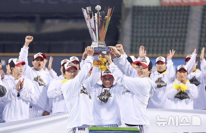 LG 트윈스, 한국시리즈 우승 축하 행사와 다양한 스포츠 소식