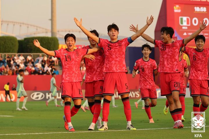한국 U-17 축구, 멕시코에 첫 승…FC서울, 청두와 무승부 기록