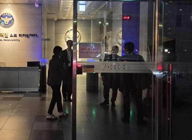 방시혁, '1900억 부당이득 혐의' 2차 조사 마치고 귀가…묵묵부답