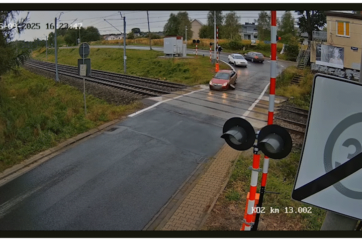 기차 코앞서 바퀴 빠진 차…차도 살리고 사람도 살았다