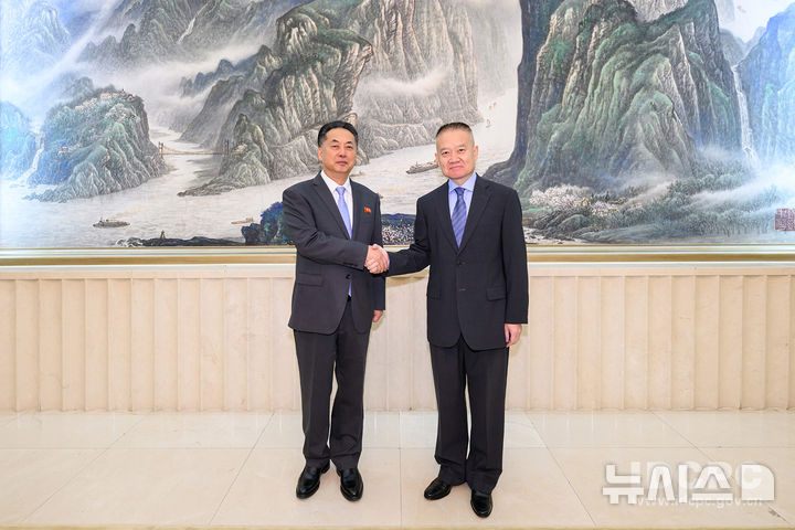 中대외연락부장, 北대사 만나 4중전회 결과 설명