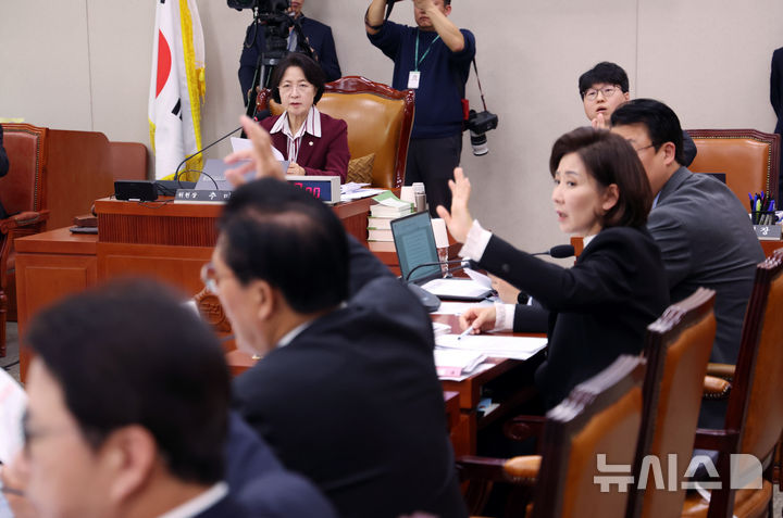 항공안전법, 與 주도로 법사위 통과…국힘 "대북전단 살포 금지법"