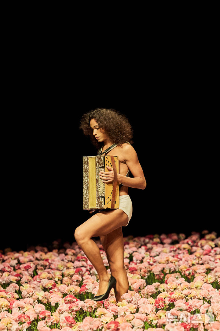 9000송이 위로 펼쳐진 인간의 삶…피나 바우쉬 '카네이션'[객석에서]