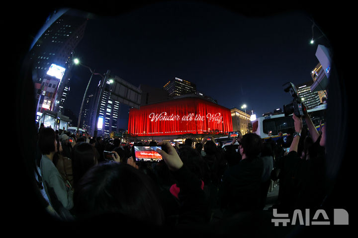 '시간을 잇는 마법의 세계'…연말 행복 소망과 놀라움이 가득하길 [뉴시스Pic]