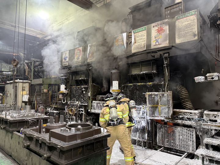 진해 자동차 부품 공장서 불…인명 피해 없어