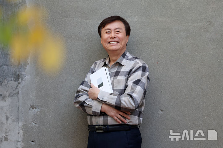 도종환 "분노만으론 세상을 못 바꿔… 고요에서 길을 찾는다" [문화人터뷰]