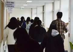 수능 감독관에 '키높이 의자' 제공…수당 현실화는 숙제