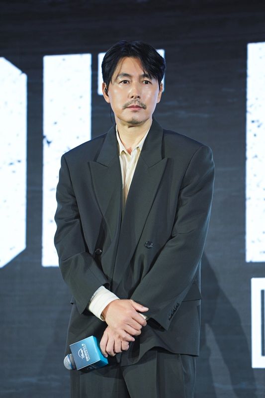 정우성, '혼외자 논란' 후 첫 작품공개 현장…사생활 질문은 NO