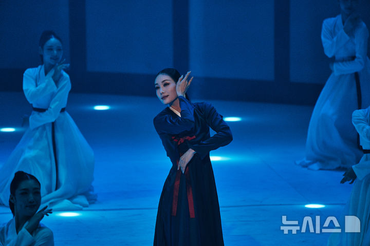 붉게 타버린 향단의 사랑과 집착…국립국악원 무용극 '춘향단전'