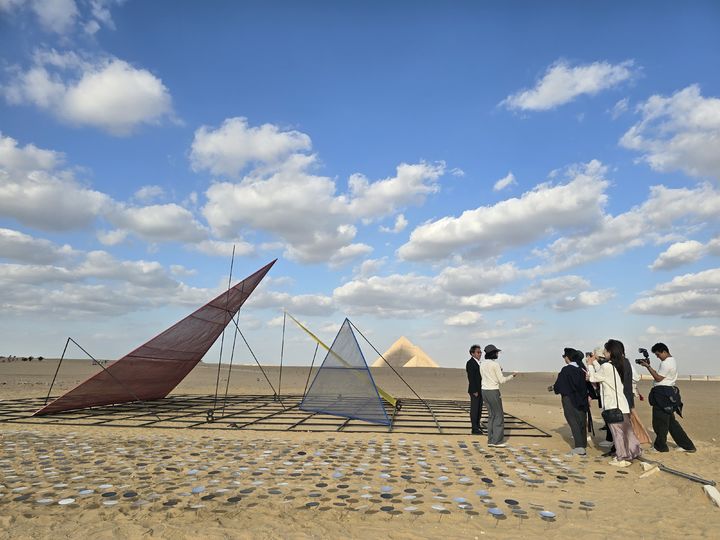 피라미드 앞 '빨노파 피라미드'…박종규 '영원의 코드' 공개