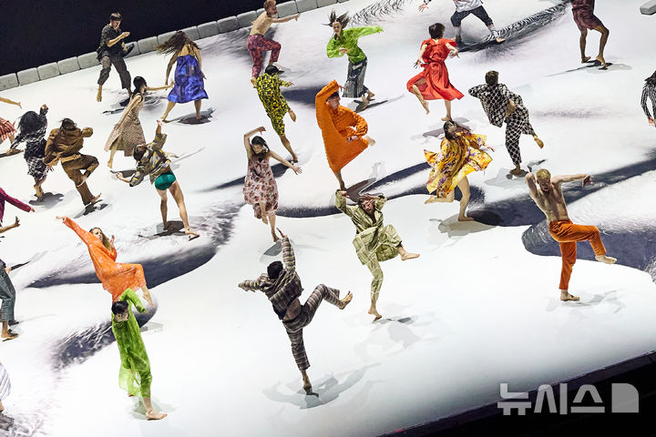 객석까지 넘나든 파격… 에크만, '해머'로 자아의 과잉을 때리다 [객석에서]