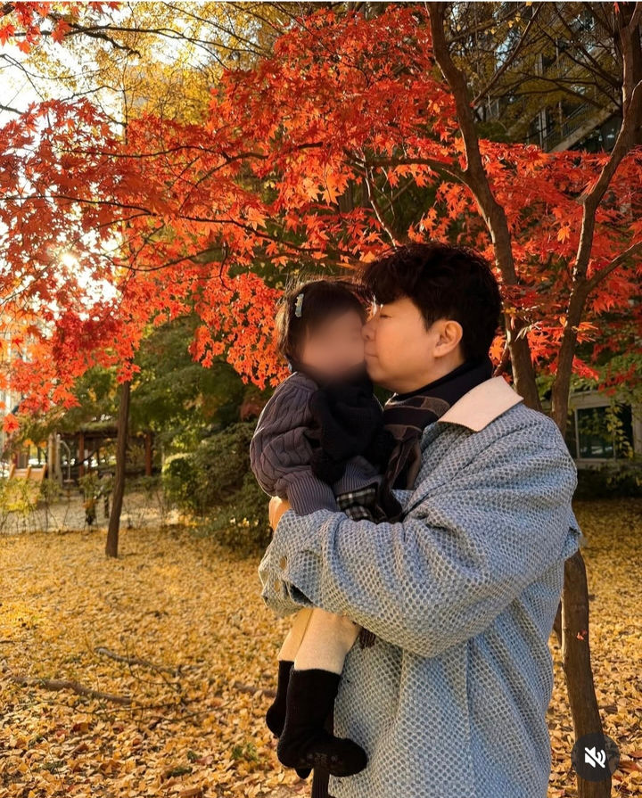 '김다예♥' 박수홍, 1살 딸과 단풍 구경…특급 귀요미