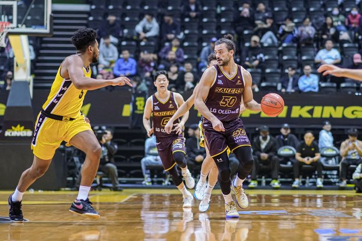 한국 스포츠, 농구와 축구에서의 도전과 성과