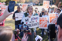 "우리는 이민자 편"