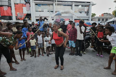 보호소에서 줄넘기 놀이하는 아이티 사람들