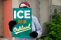 "ICE는 오클랜드에서 나가라"