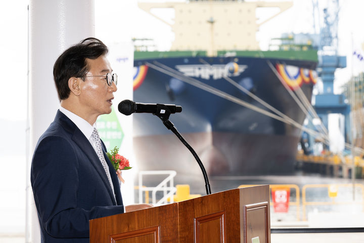 전재수 해수부 장관, 국내 최초 메탄올 추진 컨테이너선 명명식 참석