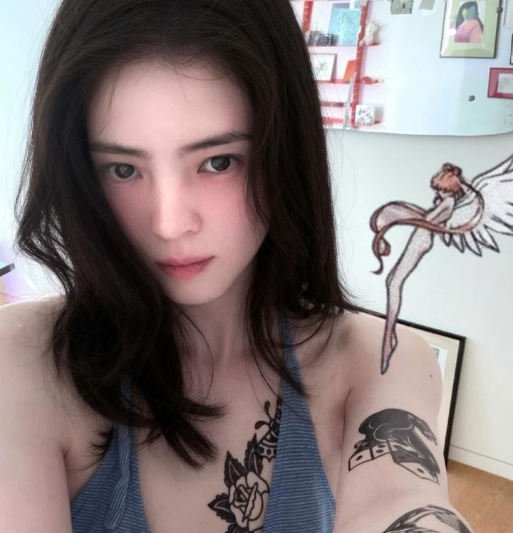 한소희, 타투가 몇 개?…파격 셀카 공개