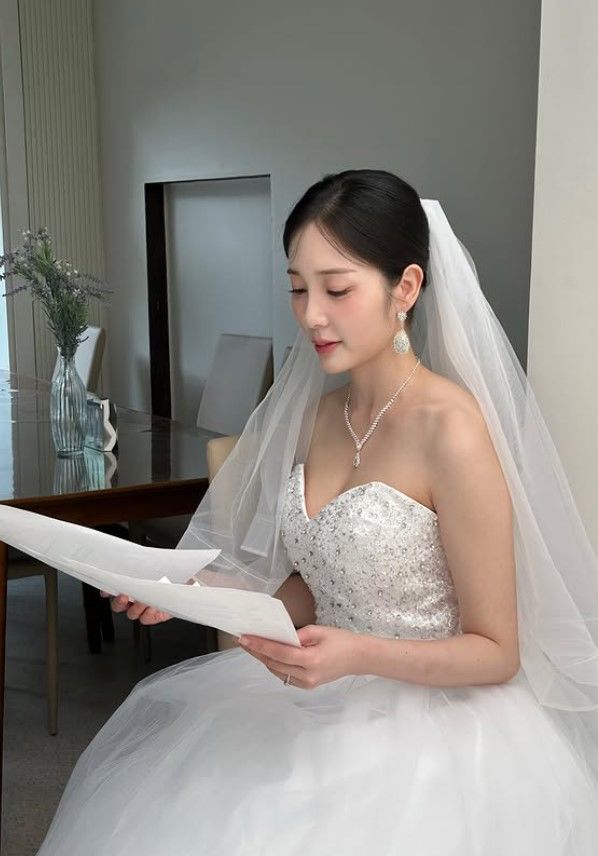 '이용대와 열애설' 윤채경, 웨딩드레스 자태 공개