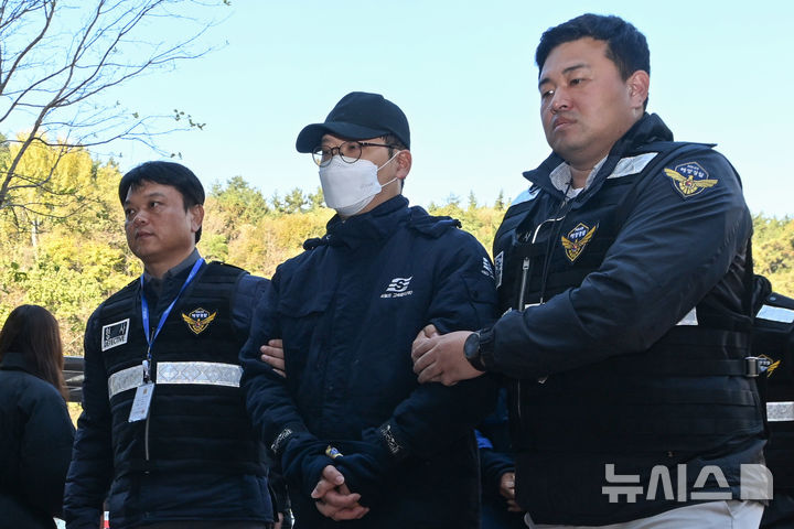 출장용접 – ‘휴대폰 딴짓’ 무인도 돌진, 여객선 항해사·조타수 구속  