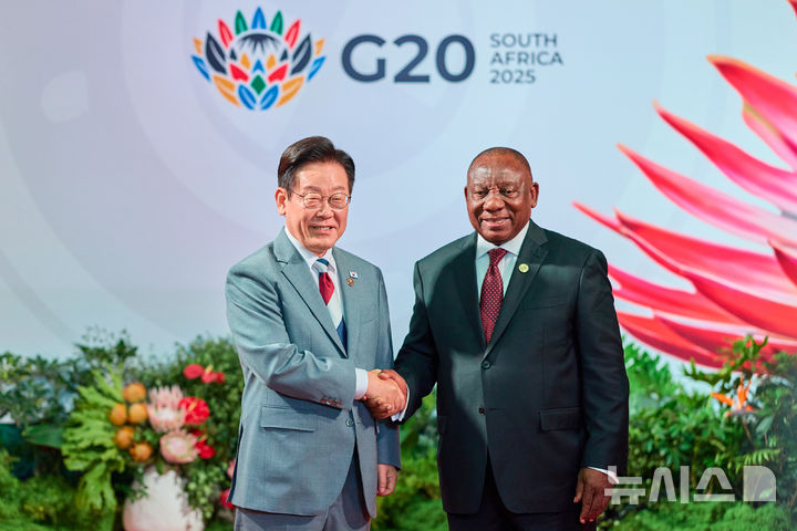 이재명 대통령, 남아공 G20 참석 ‘라마포사 영접 받으며 회의장 도착’ [뉴시스Pic]  