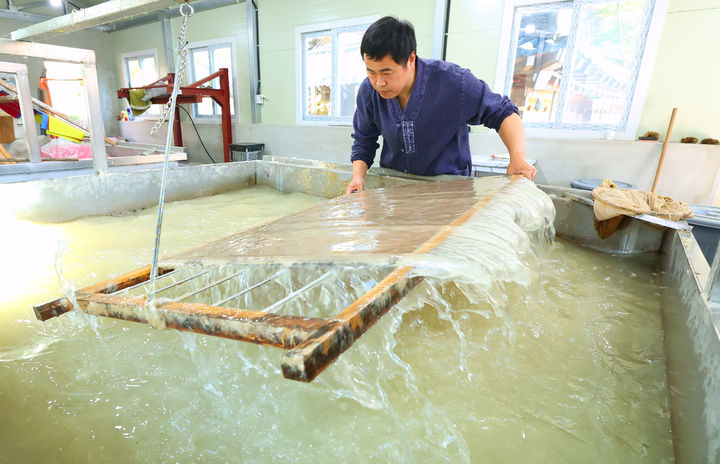 함양군, 전통한지 공개행사…'품앗이 공동체 작업'