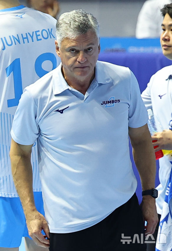 [오늘의 뉴스종합] 대한항공과 현대캐피탈의 남자 프로배구 맞대결, 신태용 감독 폭행 논란 재조명, 박현경의 기부 소식 등