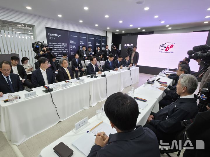 김민석 총리 '스포티지' 생산 기아 광주공장 방문…미래車 `기대감'(종합)