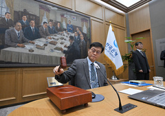 한은, 1월 금리 '동결' 전망…전문가 60%, 하반기 '인하'에 무게