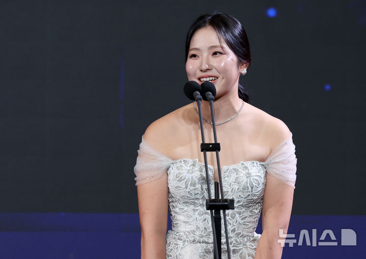 [오늘의 뉴스종합] KLPGA 시상식에서 유현조의 두 관왕, 롯데 자이언츠의 방출 소식, WKBL 오심 인정과 사과