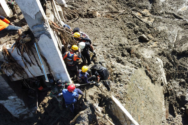 수마트라 폭우 참사…홍수·산사태로 사망자 1000명 육박