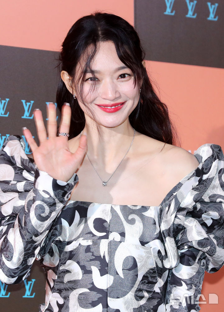 12월의 신부가 되는 신민아