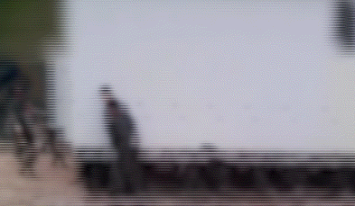 행보관의 움직이는 성…맨손으로 거대 구조물 옮기는 군인들