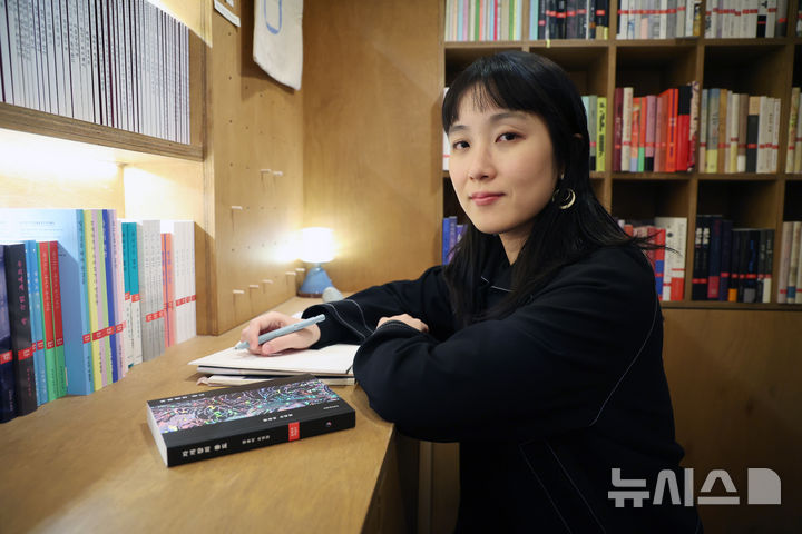 함윤이 "소설은 내 바깥의 세상과 뒤섞이고 부대낀 뒤에 나와요" [문화人터뷰]