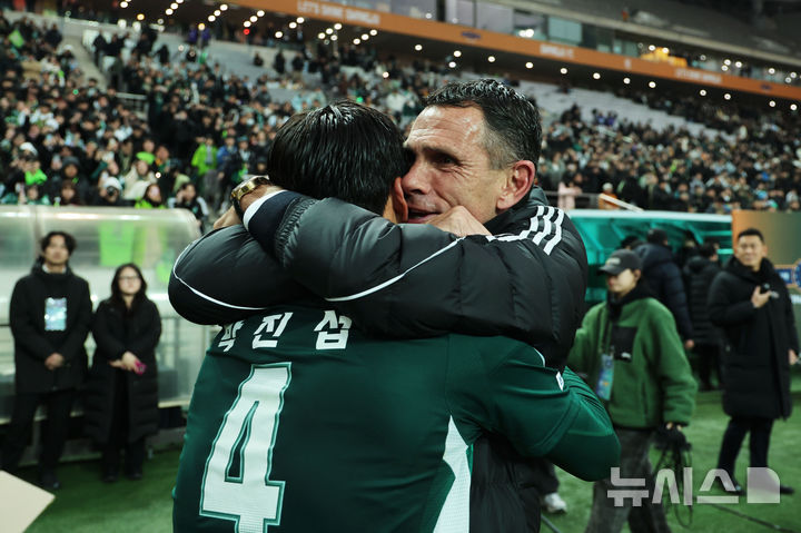 전북, 포옛 감독과 결별 후 새로운 출발 준비하며 골든글러브 수상자 송성문과 양의지의 성과 주목