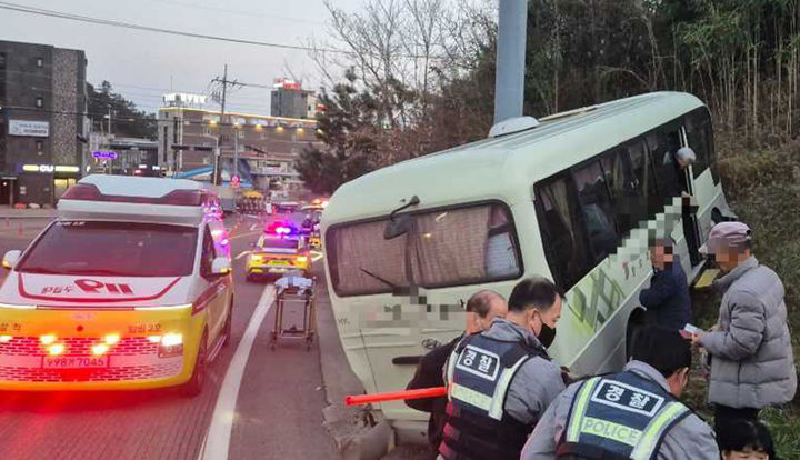 삼척 임원서 교회 셔틀버스 도로 이탈…9명 부상