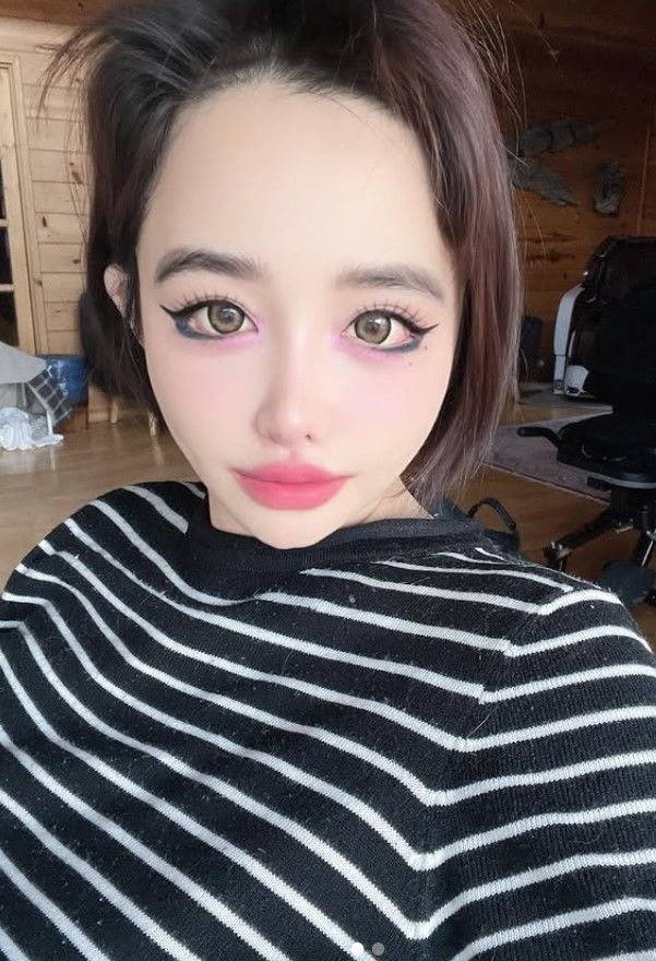 '활동 중단 후 치료' 박봄 근황…인형 같은 모습