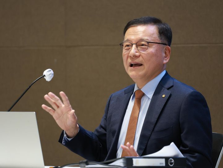 한은 "금리 영향 검토해 추가 인상 시기 결정"