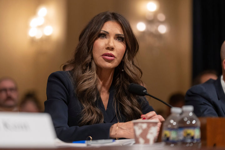 [워싱턴=AP/뉴시스]크리스티 놈 미국 국토안보부 장관이 11일(현지 시간) 미국 하원 국토안보위원회 청문회에서 질의에 답변하고 있다. 2025.12.12.