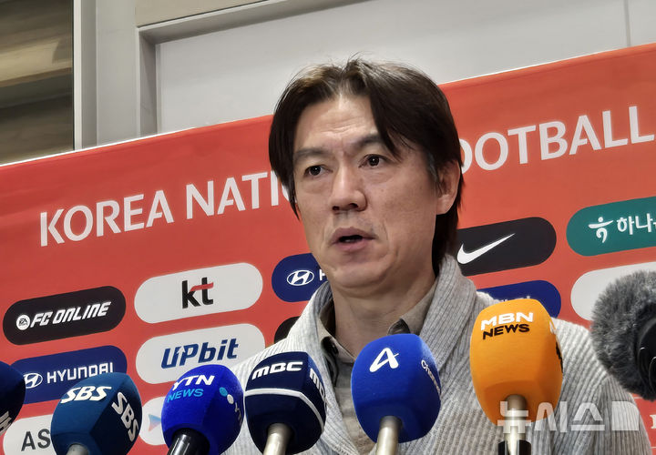 홍명보 감독, 월드컵 조 편성에 대한 철저한 준비 강조