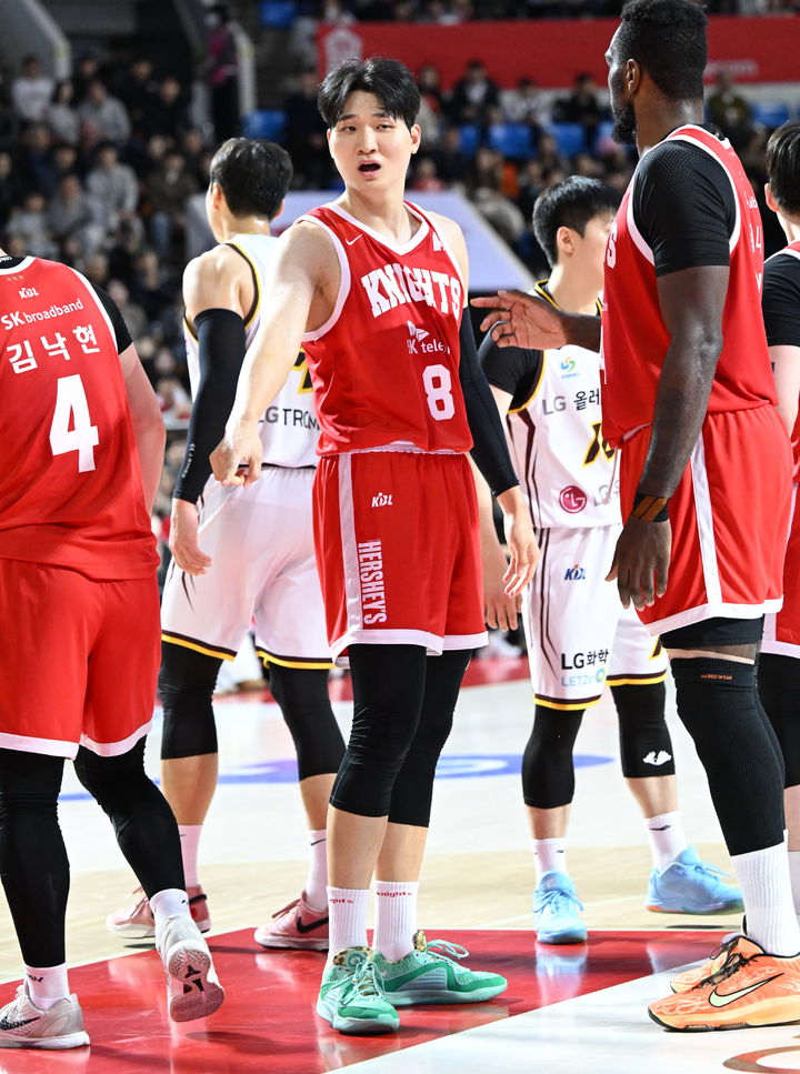 [오늘의 뉴스종합] 프로농구 SK와 BNK의 연승, 현대건설 배구팀의 상승세와 유망 스노보드 선수의 결선 진출 소식