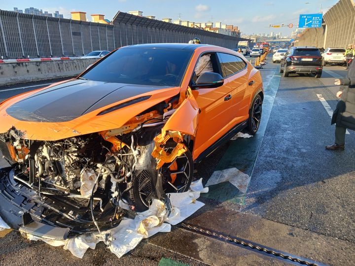 인천대로서 중앙선 침범한 람보르기니…반대편 외제차 3대 충돌