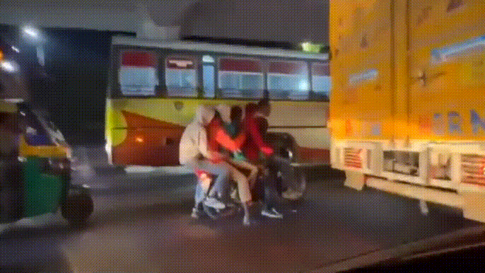 오토바이 한 대에 6명이?…카메라 보며 손 흔들고 '씨익'