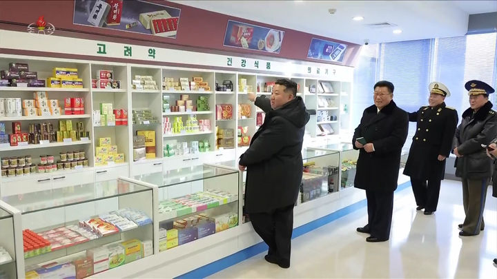 김정은, 장연군 지방공장 준공식 참석…"품질경쟁 해야"