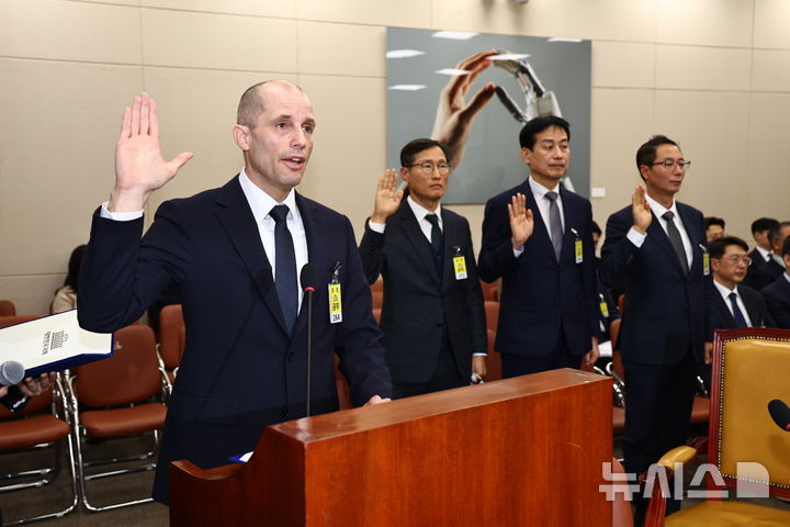 13시간 넘긴 '마라톤' 쿠팡 청문회…김범석 대신 나온 로저스 대표 